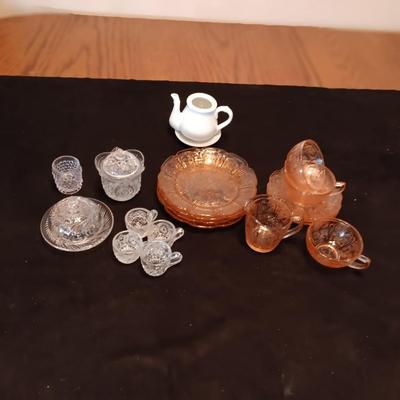 CHILD'S GLASS TEA SET