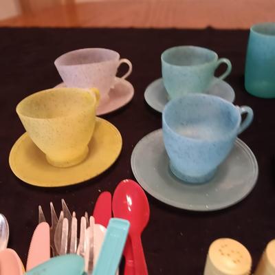 CHILD'S PLASTIC TOY DISHES