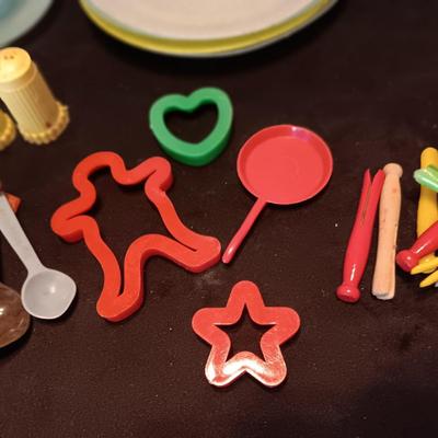 CHILD'S PLASTIC TOY DISHES