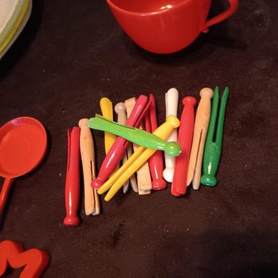 CHILD'S PLASTIC TOY DISHES