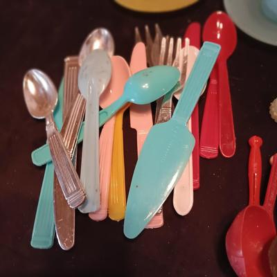 CHILD'S PLASTIC TOY DISHES