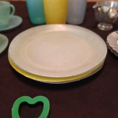 CHILD'S PLASTIC TOY DISHES