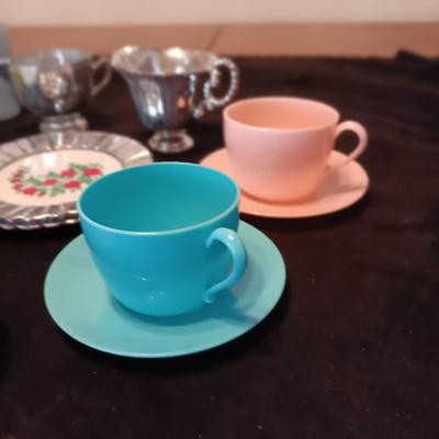 CHILD'S PLASTIC TOY DISHES