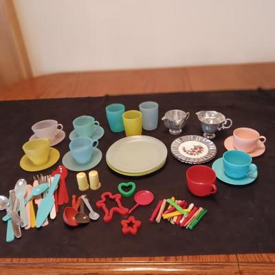 CHILD'S PLASTIC TOY DISHES