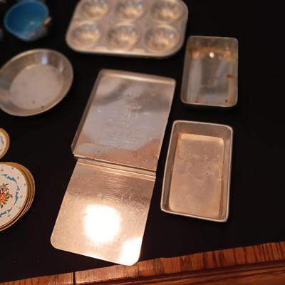 CHILD'S TIN TOY DISHES INCLUDING BAKING, COOKING AND UTENSILS