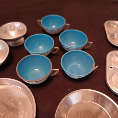CHILD'S TIN TOY DISHES INCLUDING BAKING, COOKING AND UTENSILS