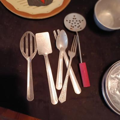 CHILD'S TIN TOY DISHES INCLUDING BAKING, COOKING AND UTENSILS