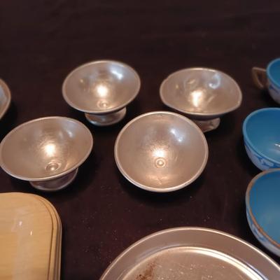 CHILD'S TIN TOY DISHES INCLUDING BAKING, COOKING AND UTENSILS