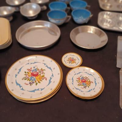 CHILD'S TIN TOY DISHES INCLUDING BAKING, COOKING AND UTENSILS