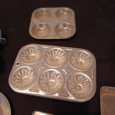CHILD'S TIN TOY DISHES INCLUDING BAKING, COOKING AND UTENSILS