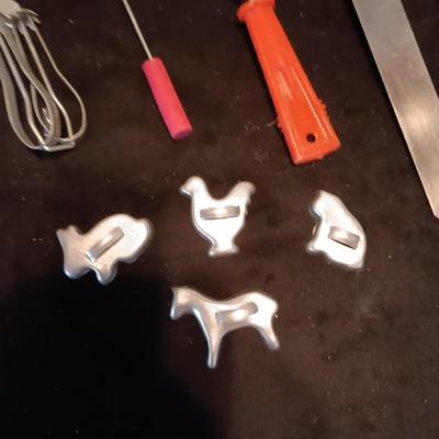 CHILD'S VINTAGE TOY KITCHEN UTENSILS