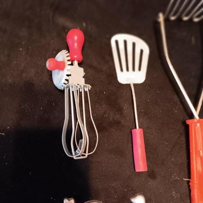CHILD'S VINTAGE TOY KITCHEN UTENSILS