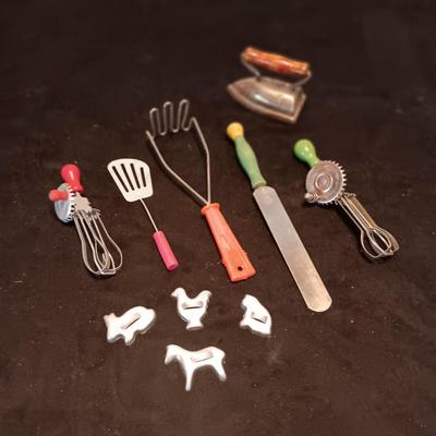 CHILD'S VINTAGE TOY KITCHEN UTENSILS