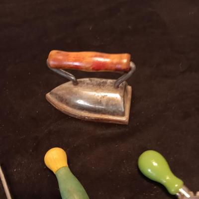 CHILD'S VINTAGE TOY KITCHEN UTENSILS