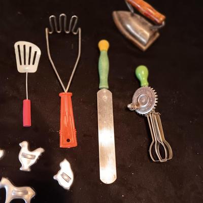 CHILD'S VINTAGE TOY KITCHEN UTENSILS