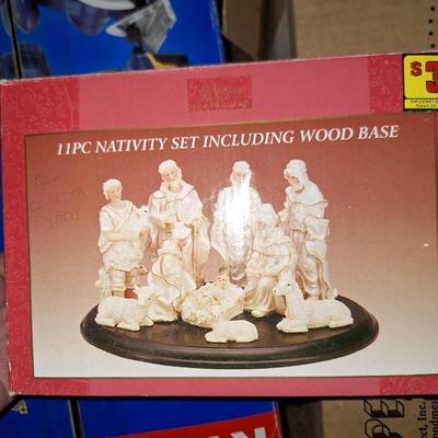 Sale Photo Thumbnail #255: 11pc Nativity set