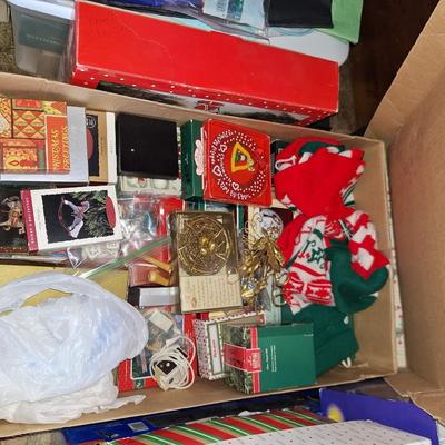 Assorted ornament l;ot