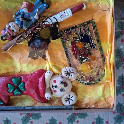 Assorted ornament l;ot