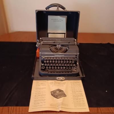 UNDERWOOD MANUAL TYPEWRITER IN CARRY CASE