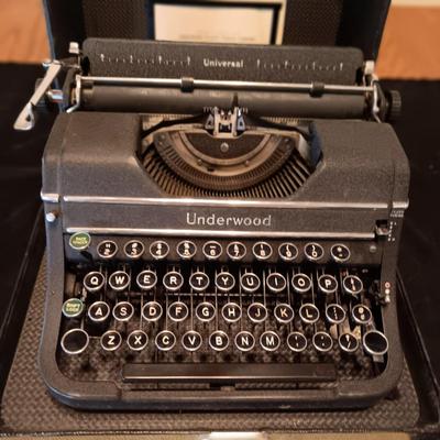 UNDERWOOD MANUAL TYPEWRITER IN CARRY CASE