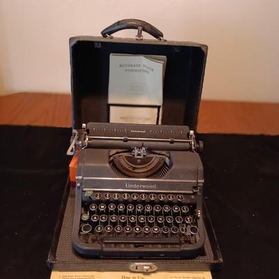 UNDERWOOD MANUAL TYPEWRITER IN CARRY CASE