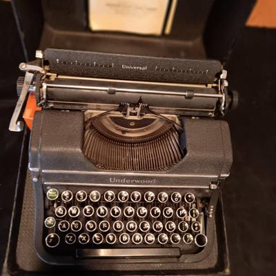 UNDERWOOD MANUAL TYPEWRITER IN CARRY CASE