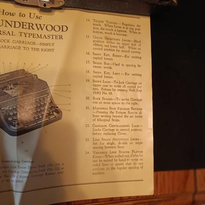 UNDERWOOD MANUAL TYPEWRITER IN CARRY CASE