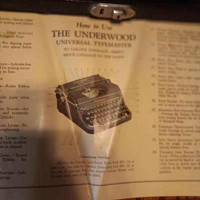 UNDERWOOD MANUAL TYPEWRITER IN CARRY CASE