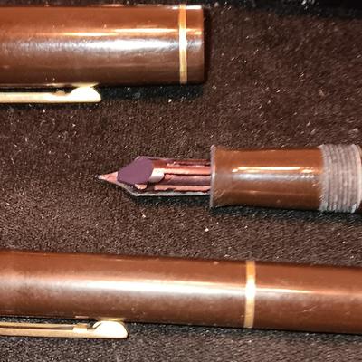 SHEAFFER FOUNTAIN PEN AND PENCIL SET PLUS A VENUS FOUNTAIN PEN