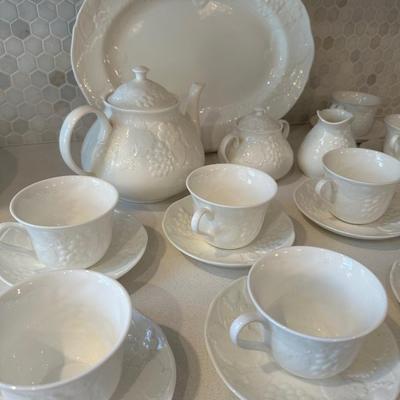 WEDGEWOOD STRAWBERRY AND VINE CHINA SET