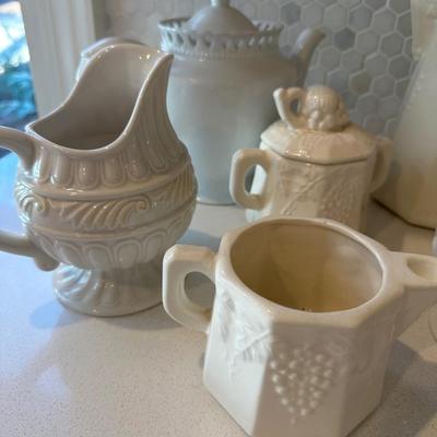 WHITE SERVING LOT