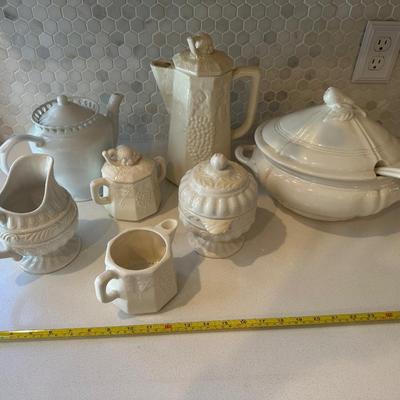 WHITE SERVING LOT
