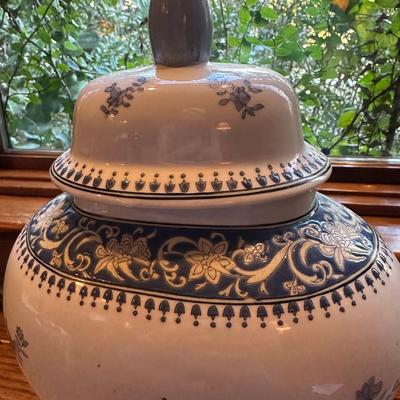 CREST DECORATED GINGER JAR