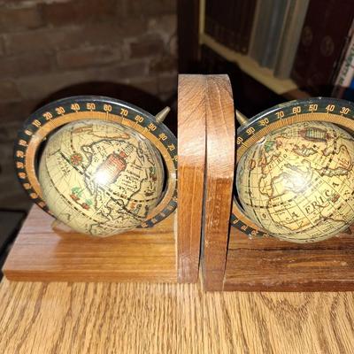 Globe Bookeneds