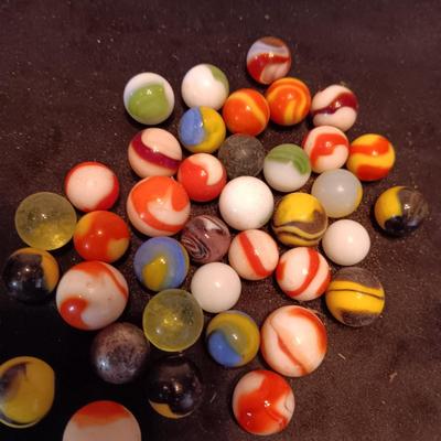 VERY OLD MARBLES AND A LEATHER DRAWSTRING BAG