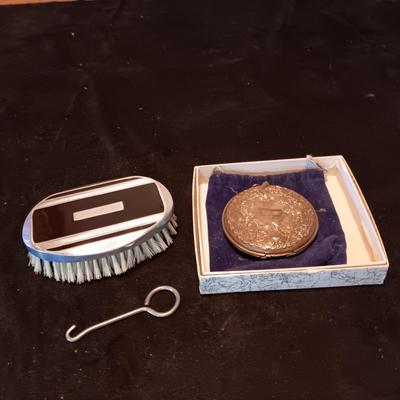 VINTAGE INTERNATIONAL SILVER MIRROR COMPACT, ART DECO BRUSH AND A SHOE LACE TOOL