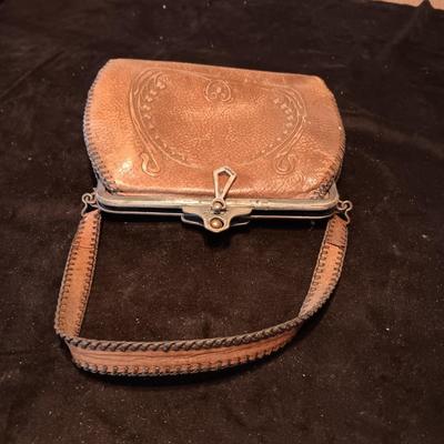 ANTIQUE TOOLED LEATHER PURSE AND A BAKELITE BRUSH