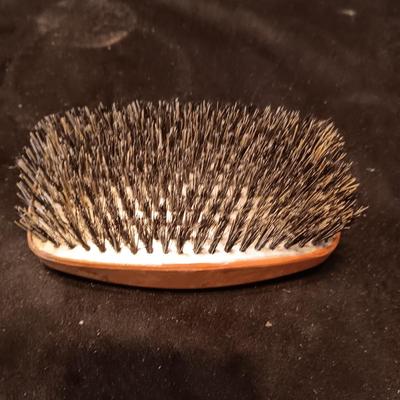 ANTIQUE TOOLED LEATHER PURSE AND A BAKELITE BRUSH