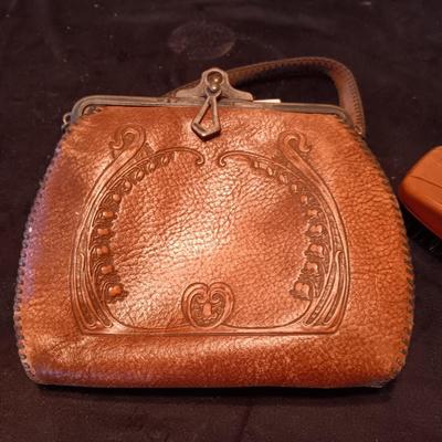 ANTIQUE TOOLED LEATHER PURSE AND A BAKELITE BRUSH