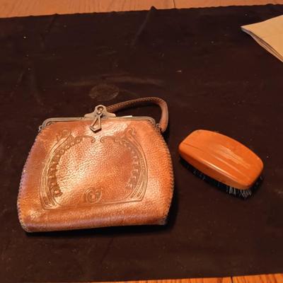 ANTIQUE TOOLED LEATHER PURSE AND A BAKELITE BRUSH