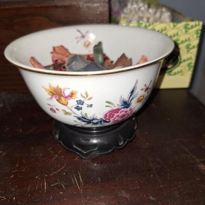 Avon American Heirloom Porcelain Bowl With Display Stand 6"
