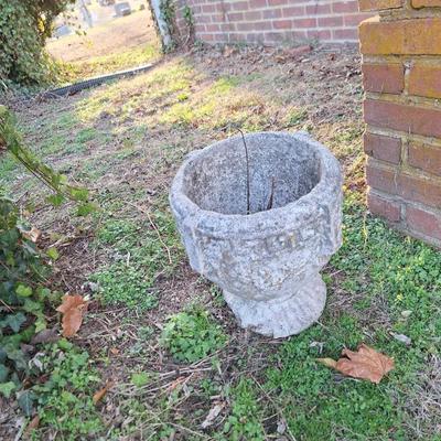 2 Stone Round planters