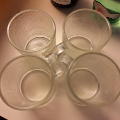 4 Mugs matching luncheon plate set