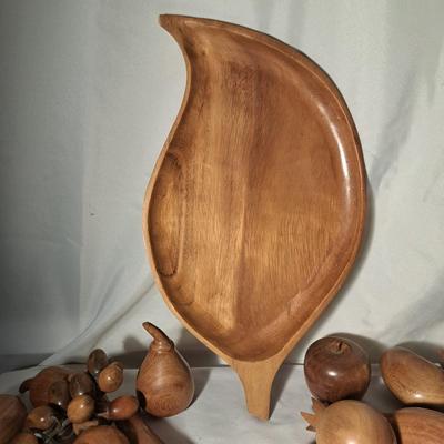 A Delicious Grouping of Wooden Fruit, Leaf Tray & Signed Vase (DR-SD)