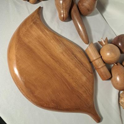 A Delicious Grouping of Wooden Fruit, Leaf Tray & Signed Vase (DR-SD)