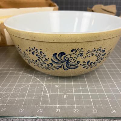 2 Piece PYREX Mixing Bowl Set 