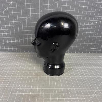 Black Glass Head, Décor' 