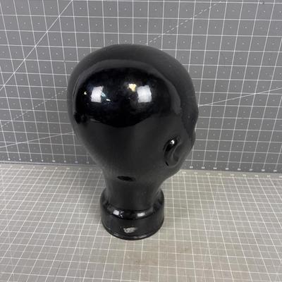 Black Glass Head, Décor' 
