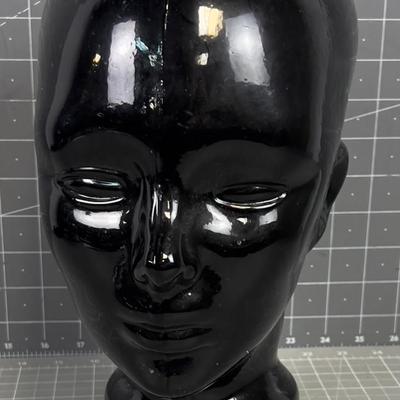 Black Glass Head, Décor' 