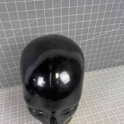Black Glass Head, Décor' 